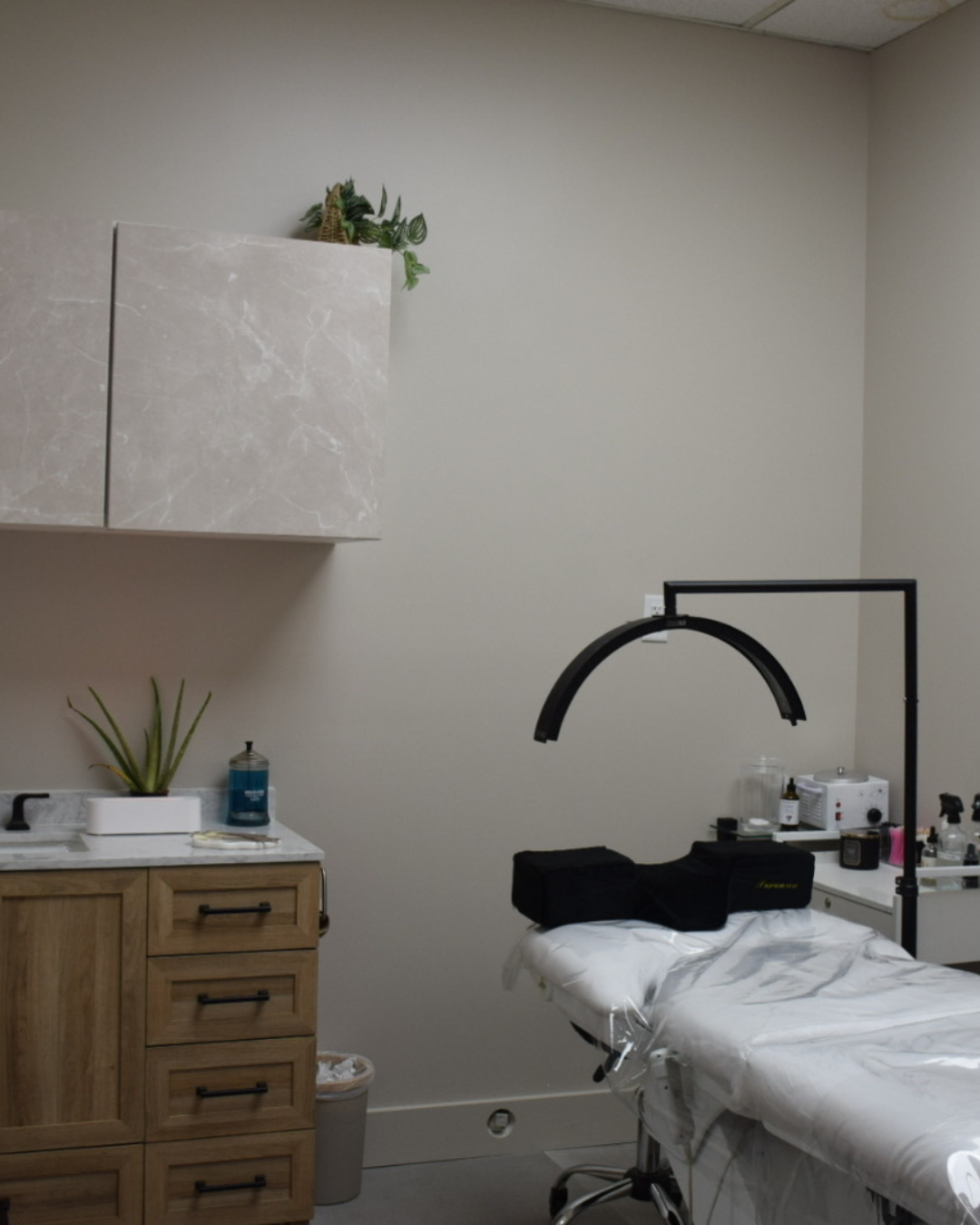 photo of a room in the salon where procedures such as skin and eyebrow cleaning and general beauty services take place